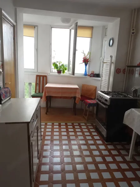 Unirii, rond Libertatii, 3 camere decomandat, 98 mp, 2 bai.